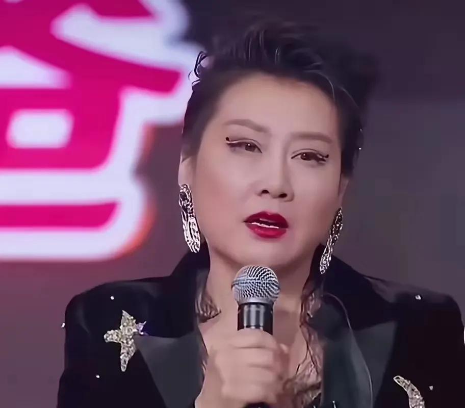 哦豁！这造型辣眼睛呀！60多岁的国家一级演员张凯丽，在综艺节目里，化这样的妆容