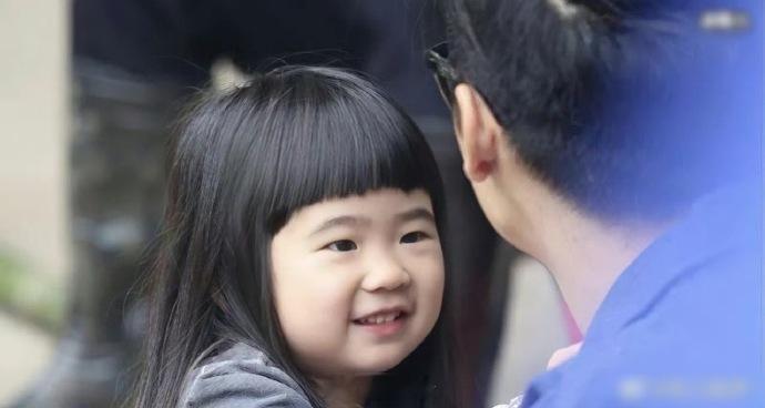 曹格女儿小时候被说丑，如今14岁变成韩系美女美翻天