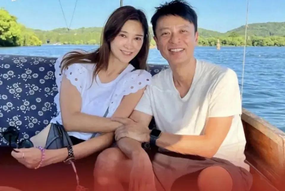 李克勤一家人到厦门旅游，51岁卢淑仪身材苗条，和婆婆关系很亲密李克勤与妻子卢