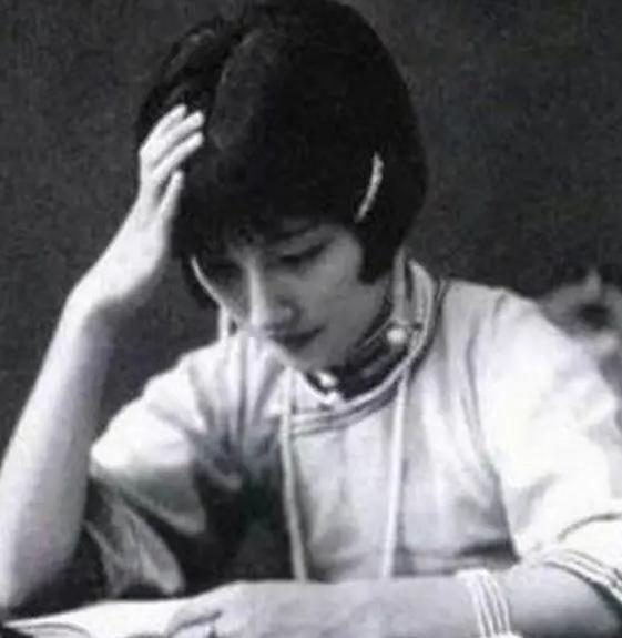 1928年，徐母推门见徐志摩与陆小曼、翁瑞午赤身同床。这幅令人震惊的画面