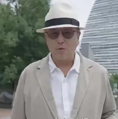 王伟忠拜访著名导演郑晓龙，又是一瓶高粱酒，一盆兰花！上次拜访郭德纲，也是这两款礼