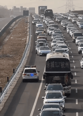 快看！这里有几个烂好人。平时高速超个车，插个队，只要转向灯一打，