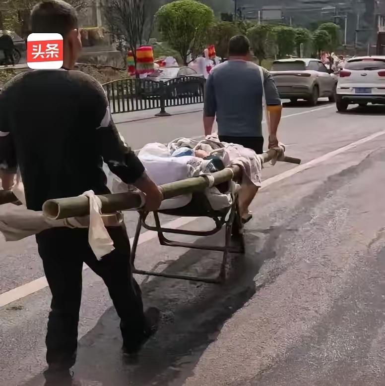 遵义，女子找来6名男子、又凑上四五个熟人，十来个人轮流抬着81岁婆婆，步行22.