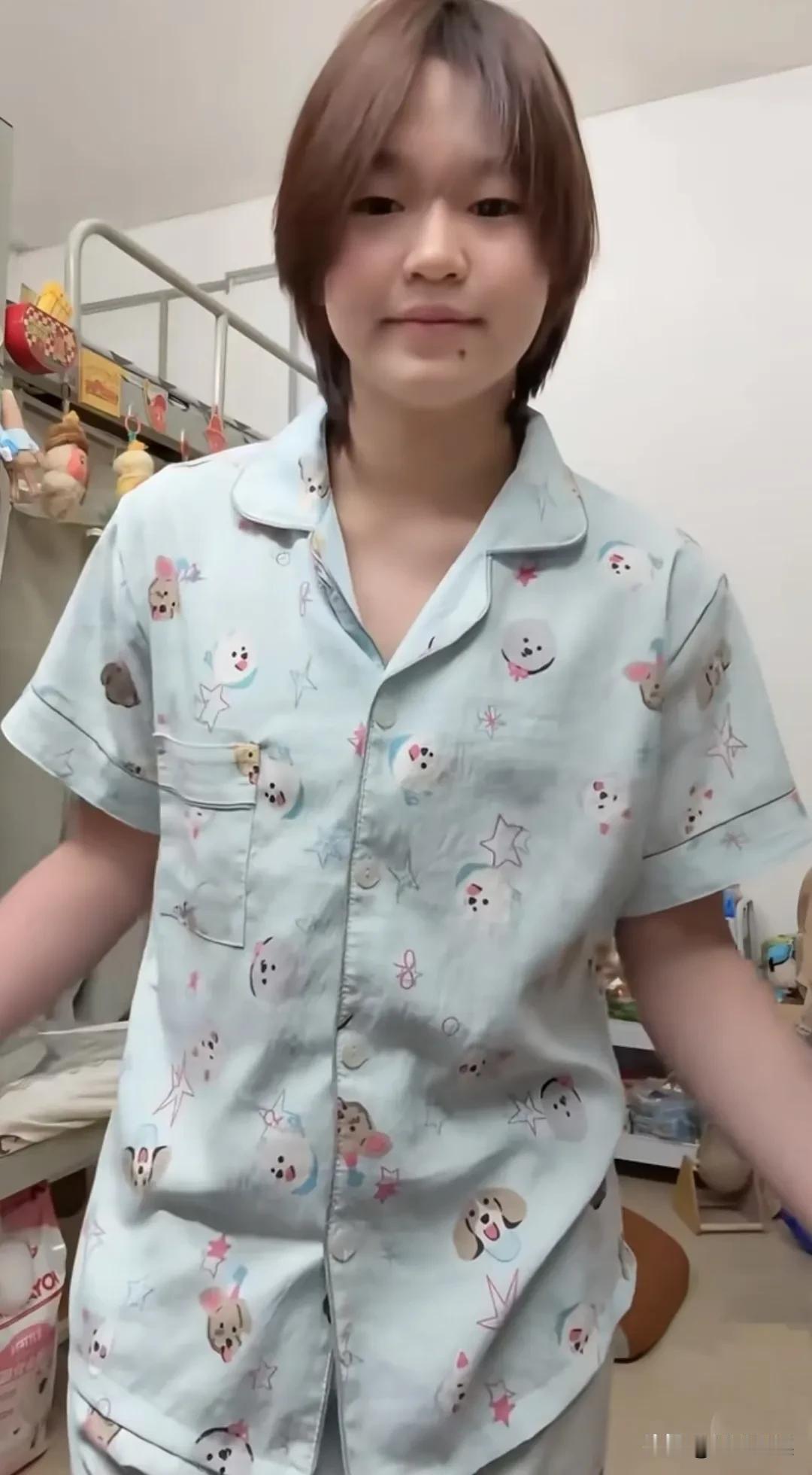 全红婵染头发了！婵宝的近照，发色变了，变成了浅棕色，柔顺的头发，在灯光下会发光