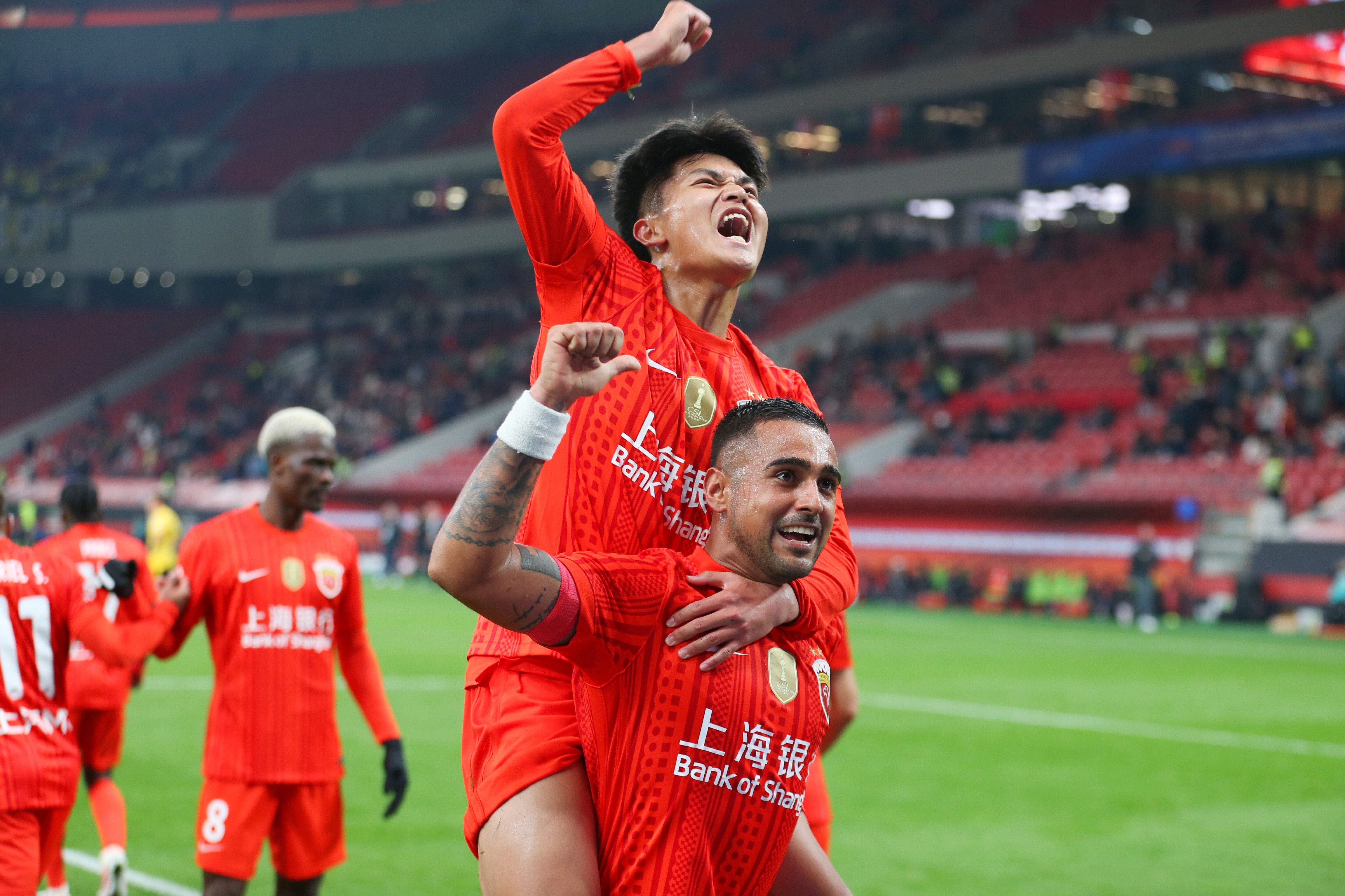 很多人说，昨天的胜利就因为中场调整了，外援复出了。伤员复出肯定是一方面，但胜利如