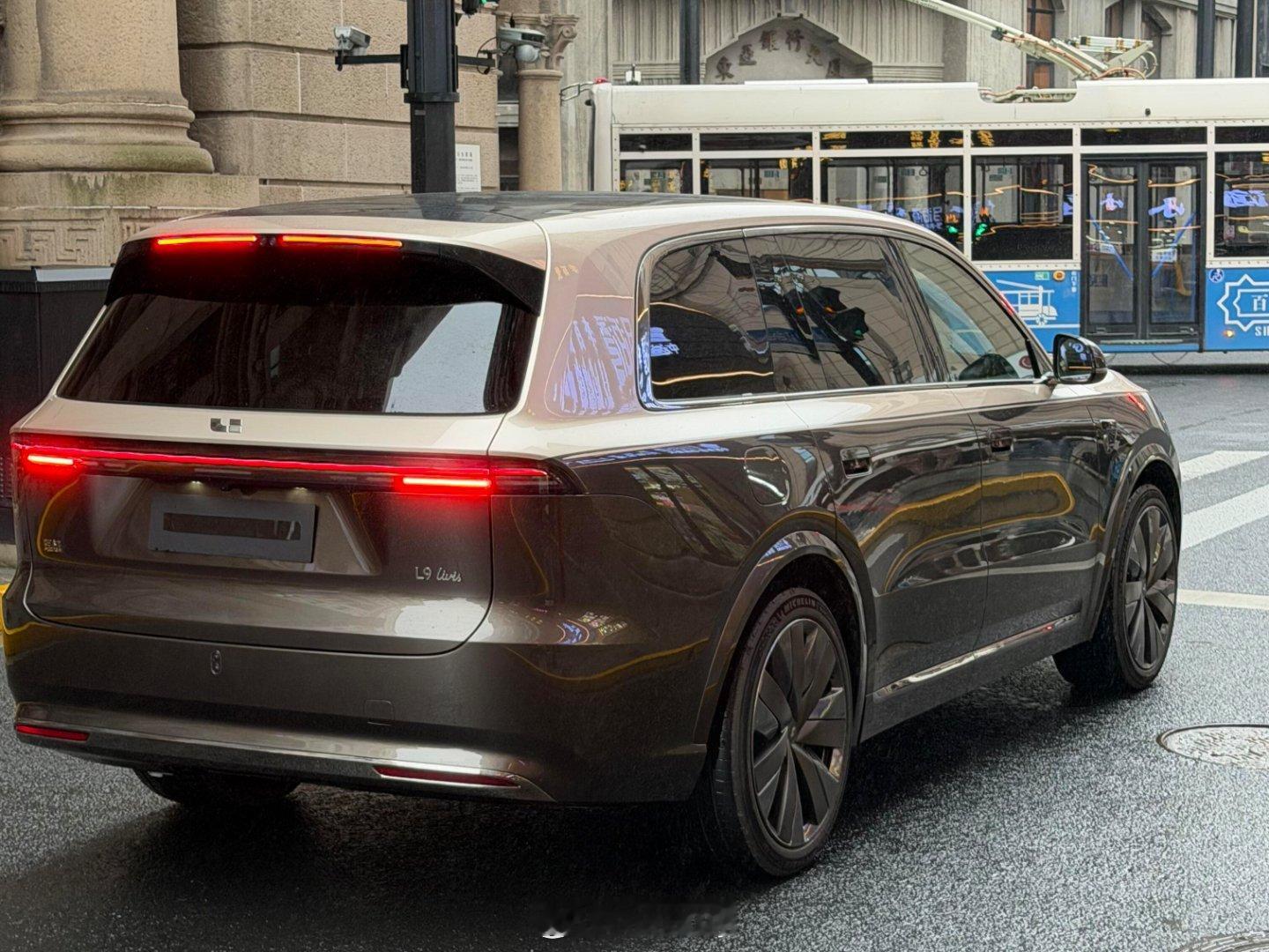 这是理想L9Livis出街拍城市场景的广告片吗？理想汽车理想L9