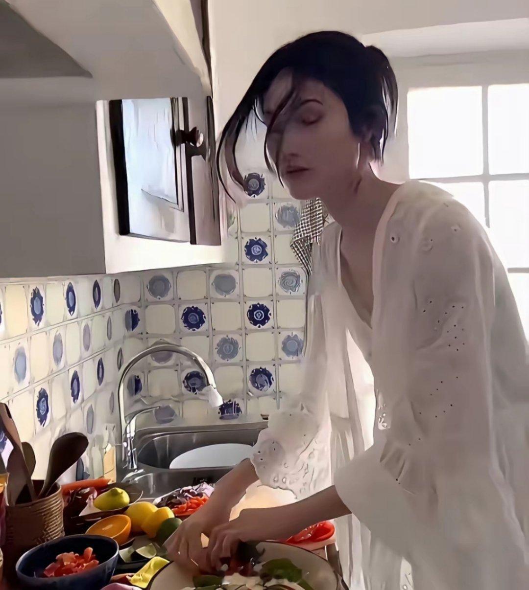 明星这么有钱，为啥不请保姆啊，居然还要亲自下厨。我