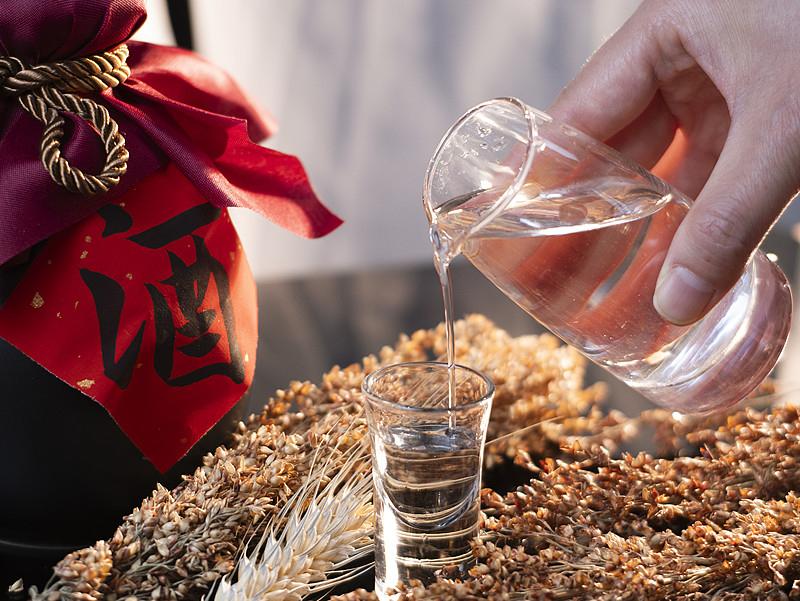 现在，为什么白酒销量变差了，这么说吧，以前，如果你不会喝酒，不懂酒文化，那么