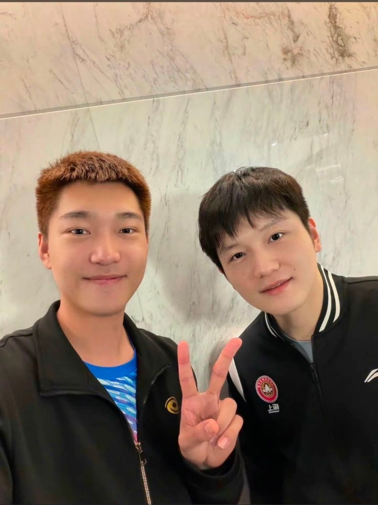 谁能拒绝剥壳荔枝般的樊振东啊！合影里东哥笑得眉眼弯弯，脸颊软乎乎的自带柔光，高杨