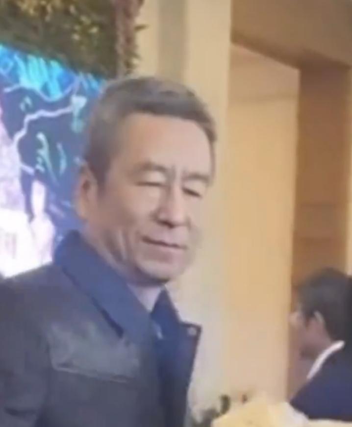 陈丽华葬礼上，有人举着“陈氏宗亲”的牌子。知情人说，喊她“陈大姐”的陈光标，