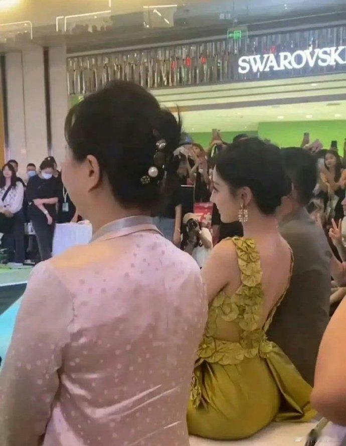 热巴这坐姿有必要这么凹造型吗[捂脸哭]​​​