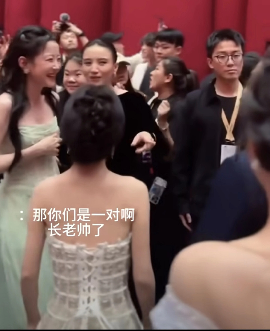 没想到影后也磕CP啊！在金鸡奖的后台，短剧演员韩雨彤看到了偶像宋佳赶紧跑过去