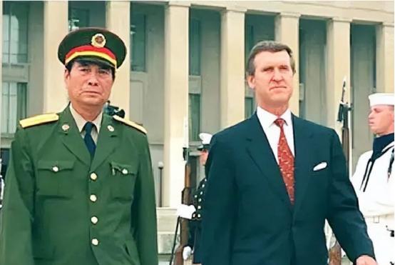 1998年，张万年出访美国，刚踏进美国宁堡陆军基地，一个美军司令突然跳了出来死死