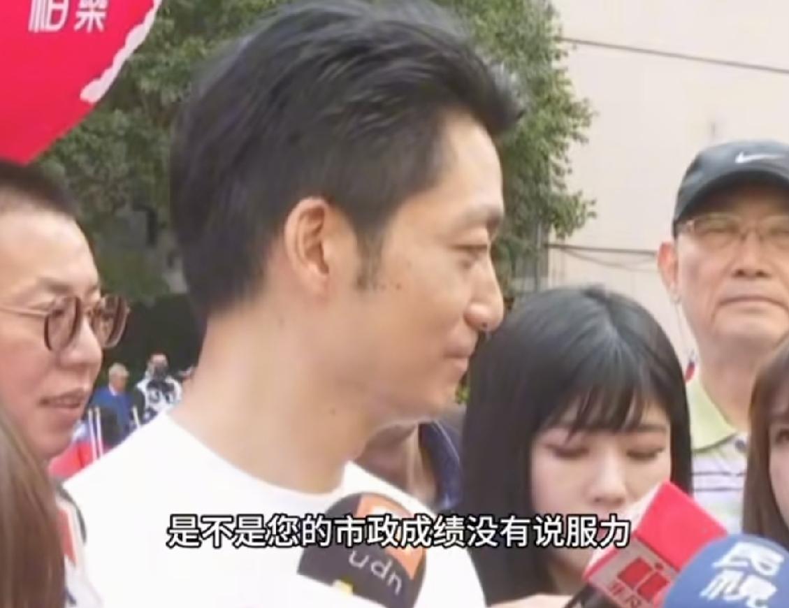 当蒋万安被打上“问A答B”的标签之后，其实仔细看他过去所有回答记者的提问，甚至是
