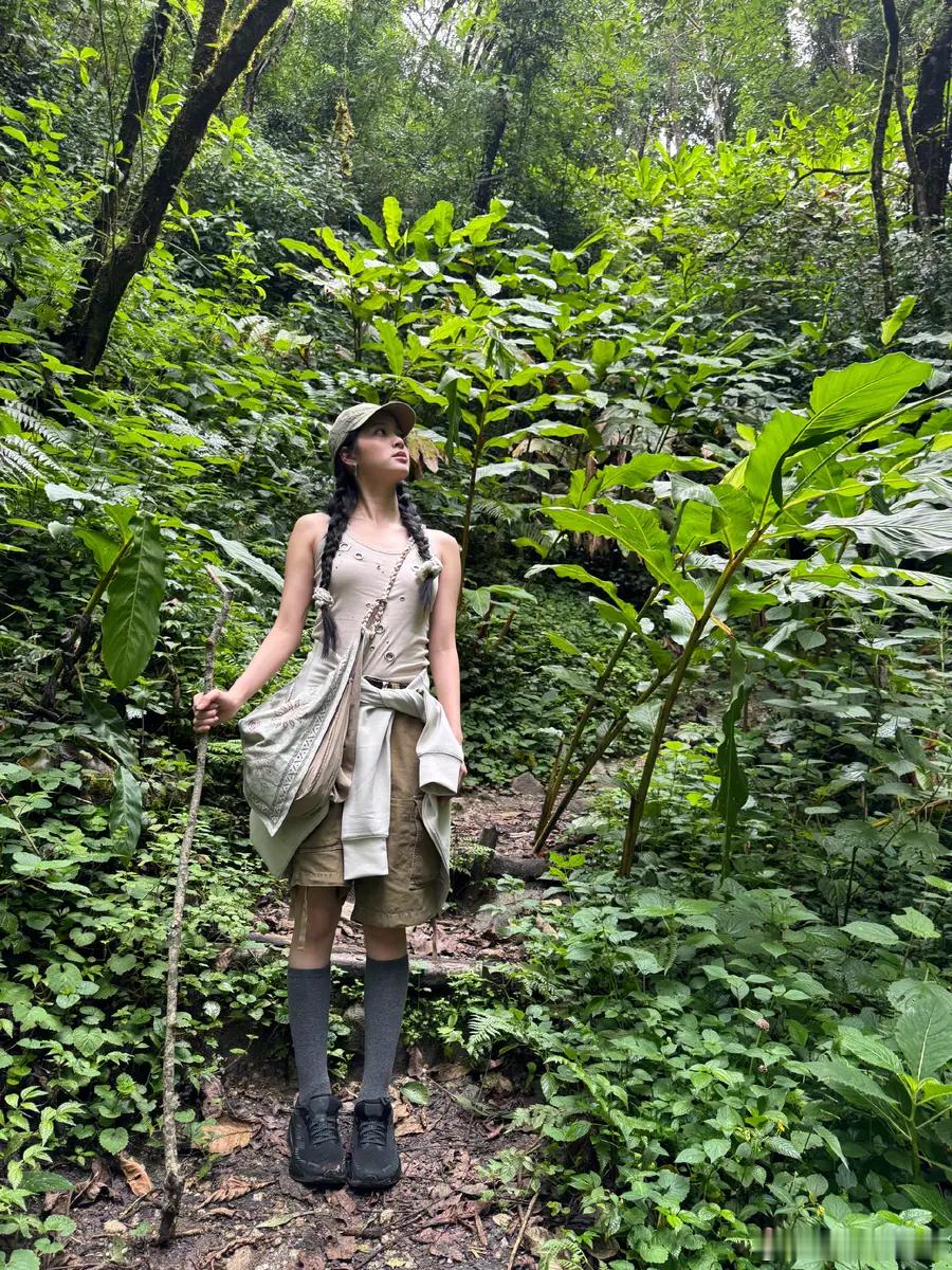 欧阳娜娜去雨林徒步元气满满！穿吊带上衣秒变运动系少女1日，欧阳娜娜在社交平台上晒
