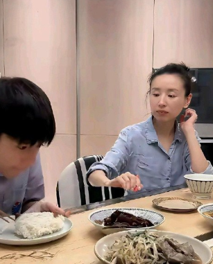 抛开其他的，董洁绝对是位好妈妈。一个人把儿子养得这么好，这个女人很不容易。经常