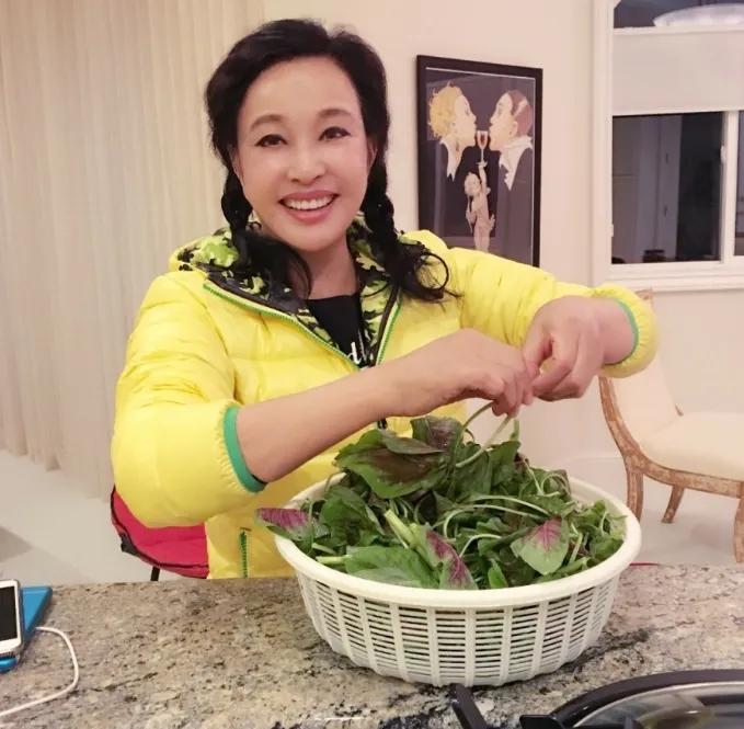 75岁的刘晓庆平时看着特精神，天天养生锻炼，身子骨比好多年轻人还硬朗，结果前阵子