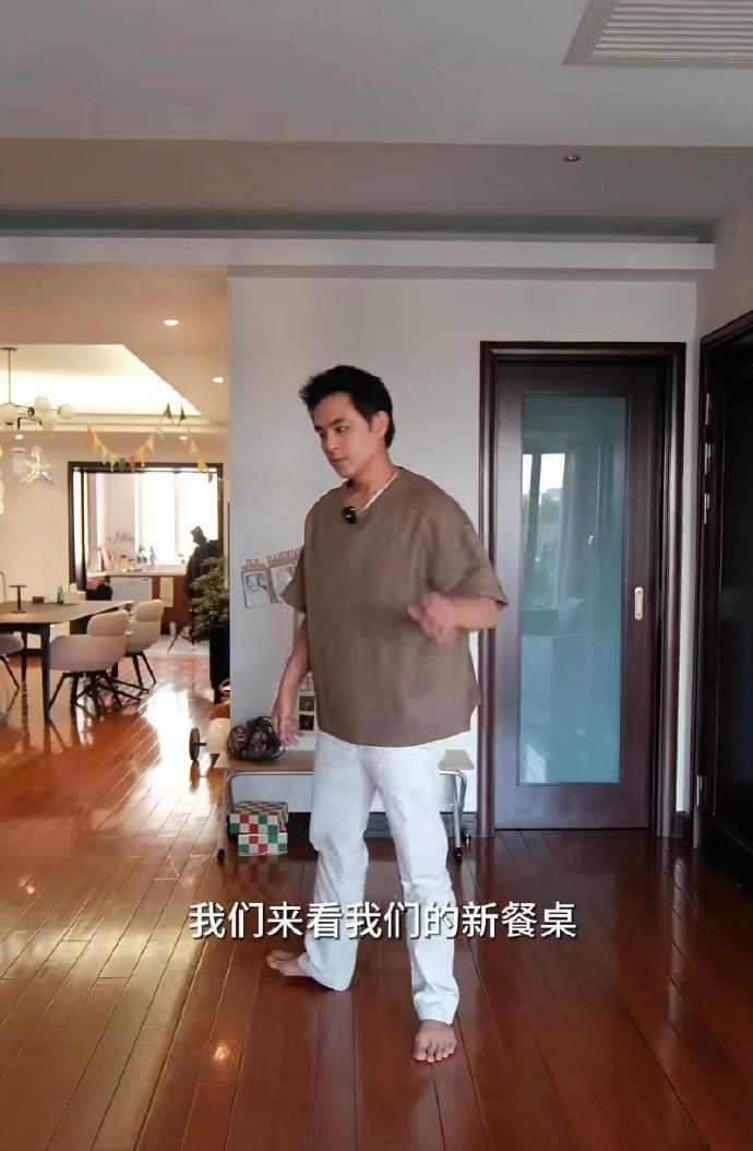 45岁明道晒上海新家，介绍4万电视柜，15万沙发