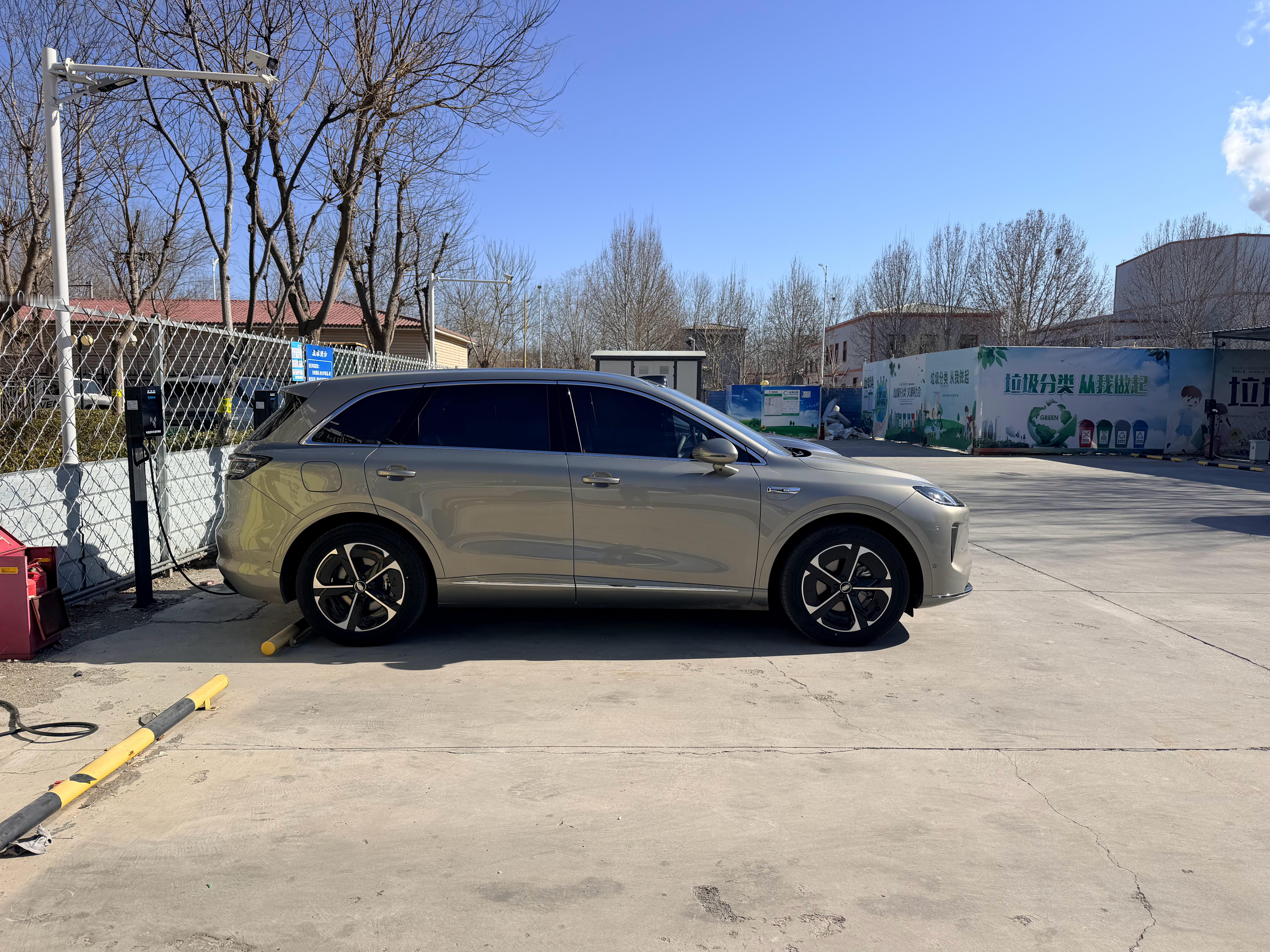 最近路上看到非常多的尚界H5…应该是开始大批量交付了，感觉之前的订单受到了一些