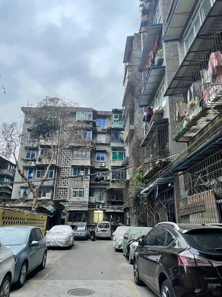 谁懂啊家人们😭因为“穷”，咬咬牙花20万买了别人都嫌弃的老破小，当时觉得捡了