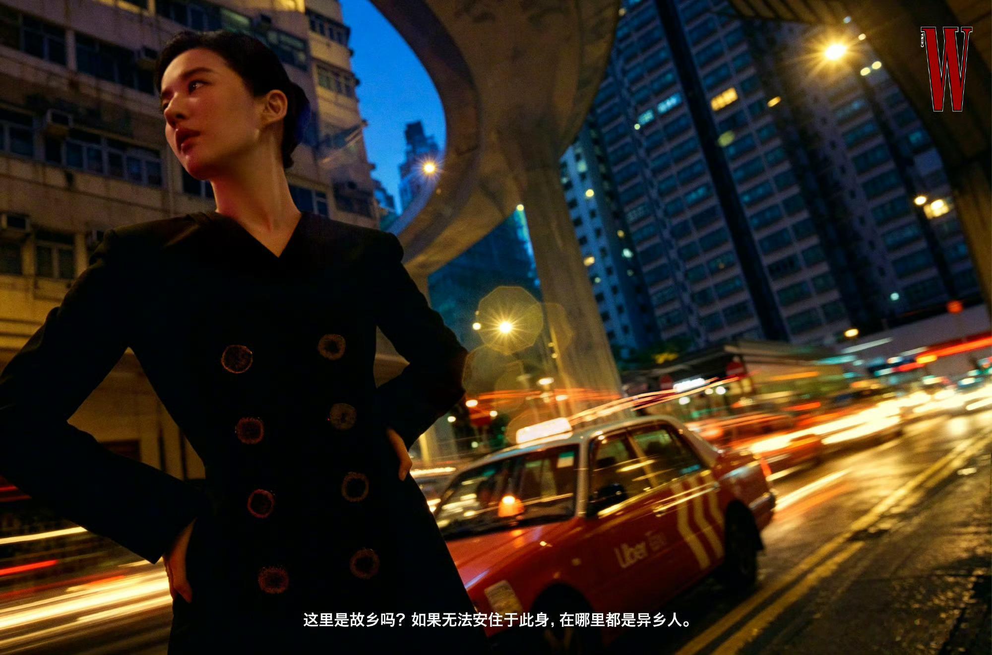 刘亦菲表现力每一帧封面都藏着独一份故事感，本次拍摄策划氛围感拉满。镜头下她神态细