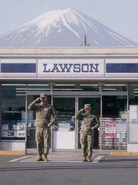 一对中国情侣在富士山附近超市门口跳舞，被日本人网暴说白了就是没穿对衣服，要是换上
