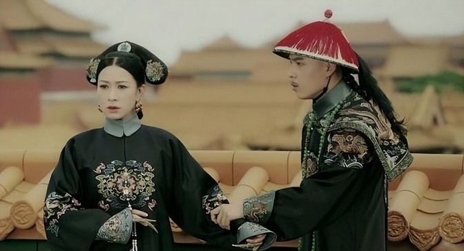 1702年，雍正正在一个人喝闷酒，身边服侍他的13岁小宫女耿氏走上前，对他说：“