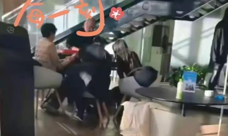 许亚军回北京，和张澍现身奔驰4S店，一身黑衣，脸上没一点欢喜！