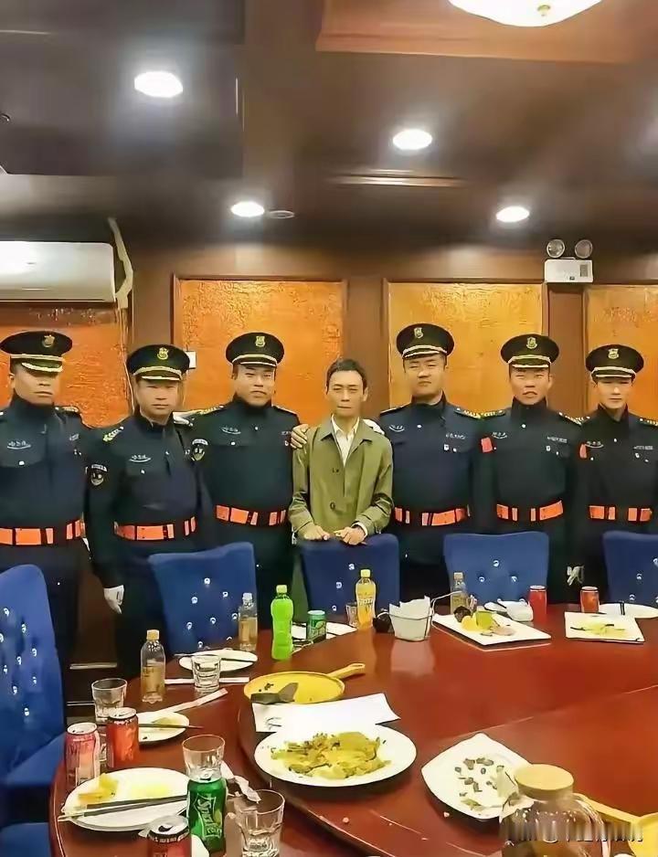 千万别随意和军人同框合影，普通大众大多很难压住对方自带的气场，就连常年出演军旅题