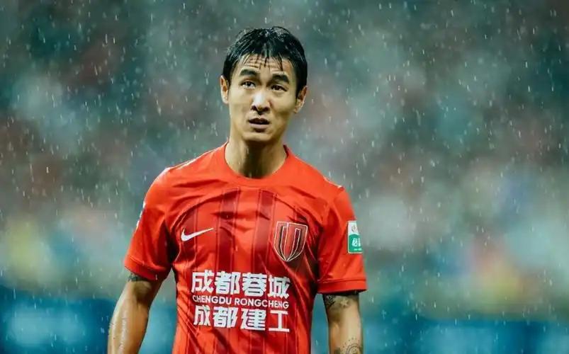 韦世豪和王钰栋这俩球员，不光是老将带新人那么普通，更像中国足球前锋线上的一次“交