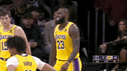 詹姆斯被自己的表演逗乐了。詹姆斯转身上篮被盖。这怎么可能，绝对不可能。于是