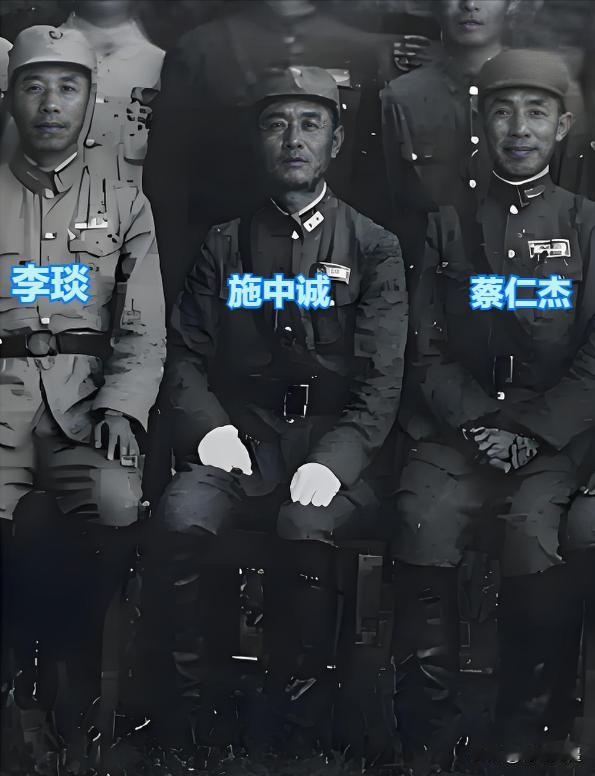 这张图片是国民党第七十四军在1945年湘西会战期间一张罕见的合影。左侧是74军
