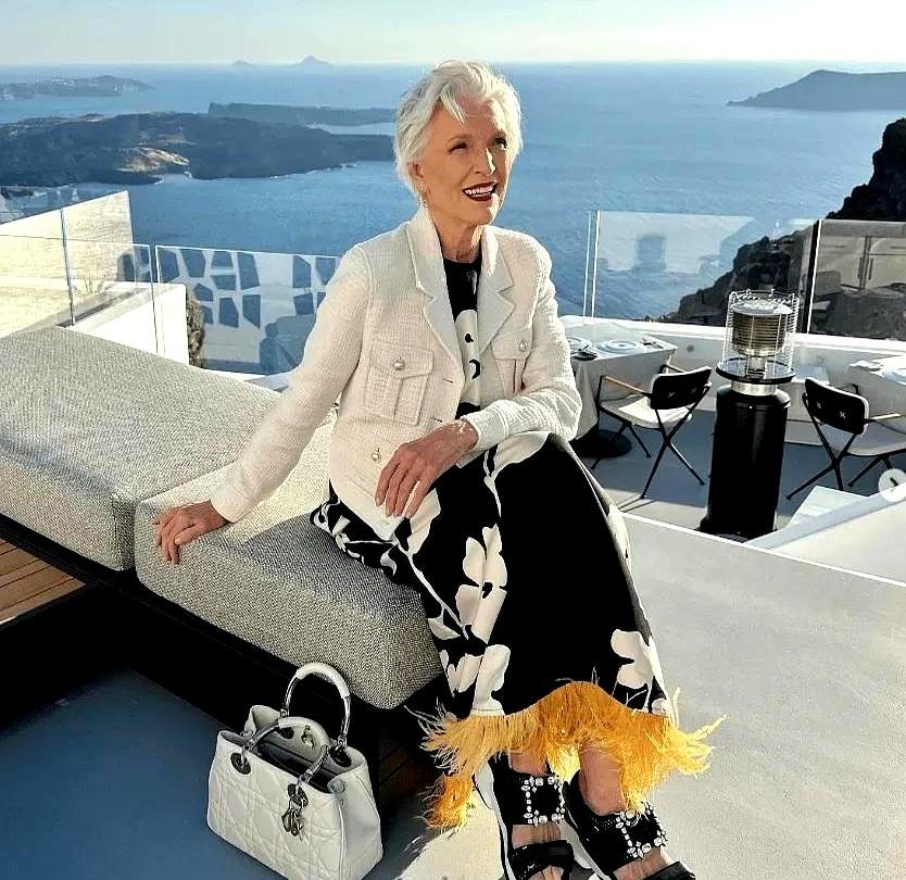 76岁了！世界首富马斯克的妈妈，最近一张照片火了。就坐在自家豪宅天台上，一身