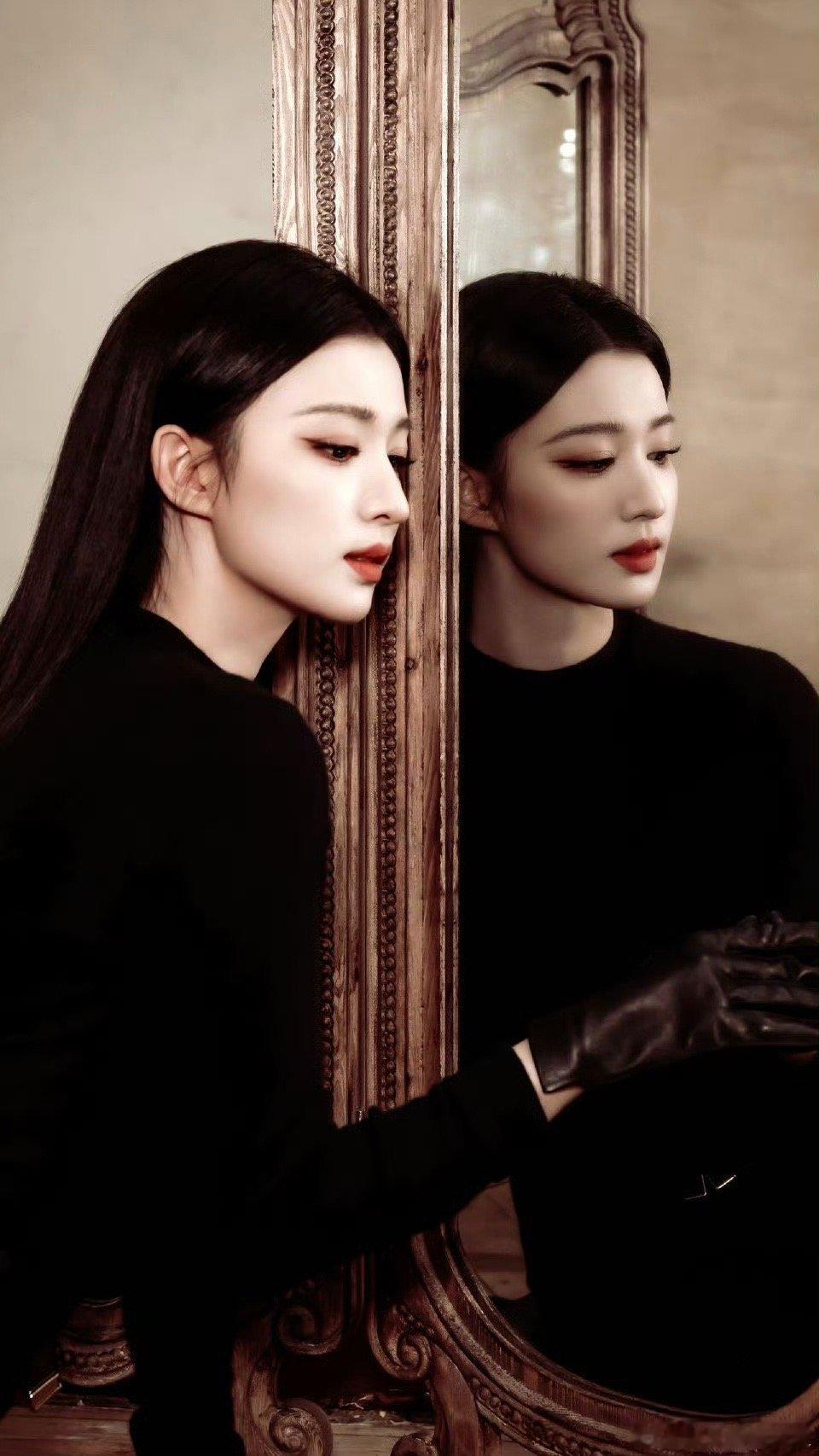 王楚然顶级美味alpha站在人群里，她就是焦点，气场像风一样席卷全场。举手投足