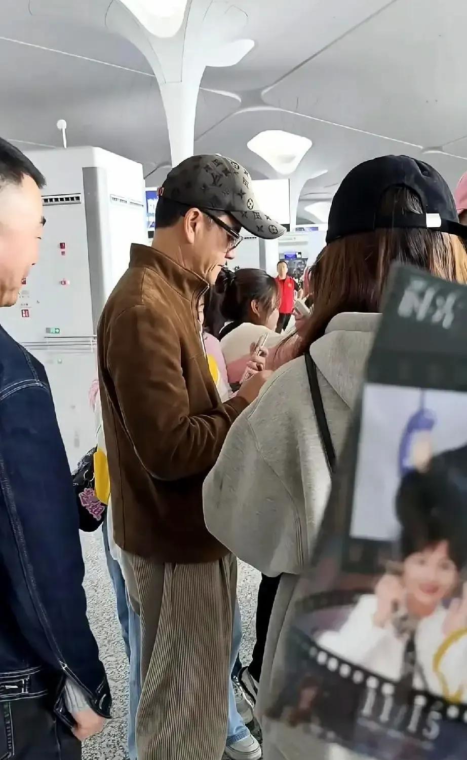 机场一照，68岁的吕良伟被扒了个底朝天。眼袋、法令纹、皮肤松垮，全来了。谁说