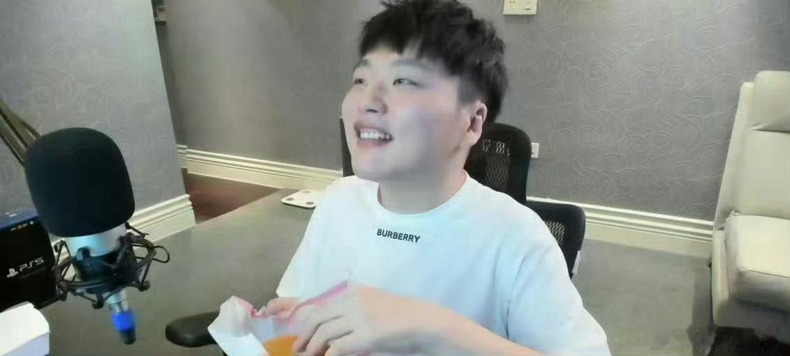 翔哥：别再造谣我姥爷了，我姥爷普通人，就是设计院的建筑师，就是盖房子的。我姥姥就