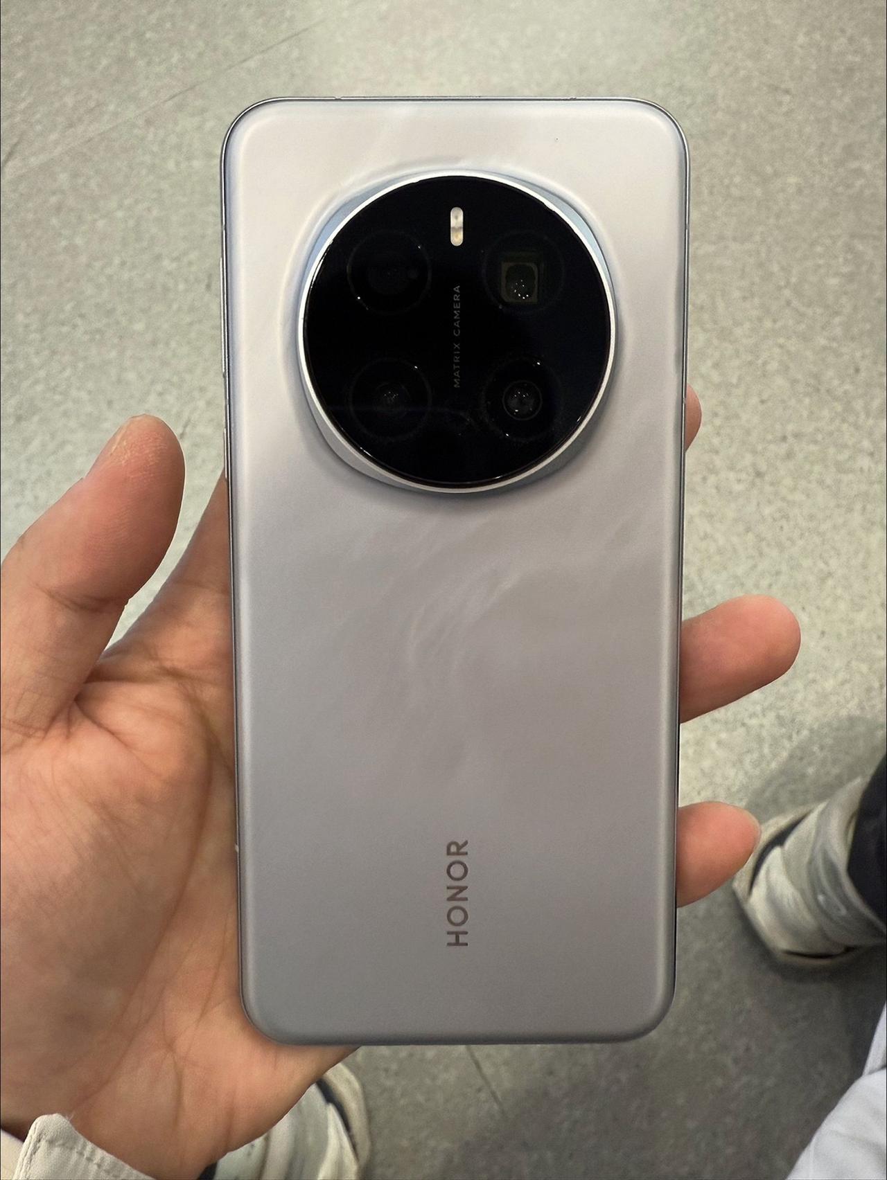 不管你信不信，荣耀手机已经开始领路了。你看看最近手机流行的大电池，屏幕护眼，扬声
