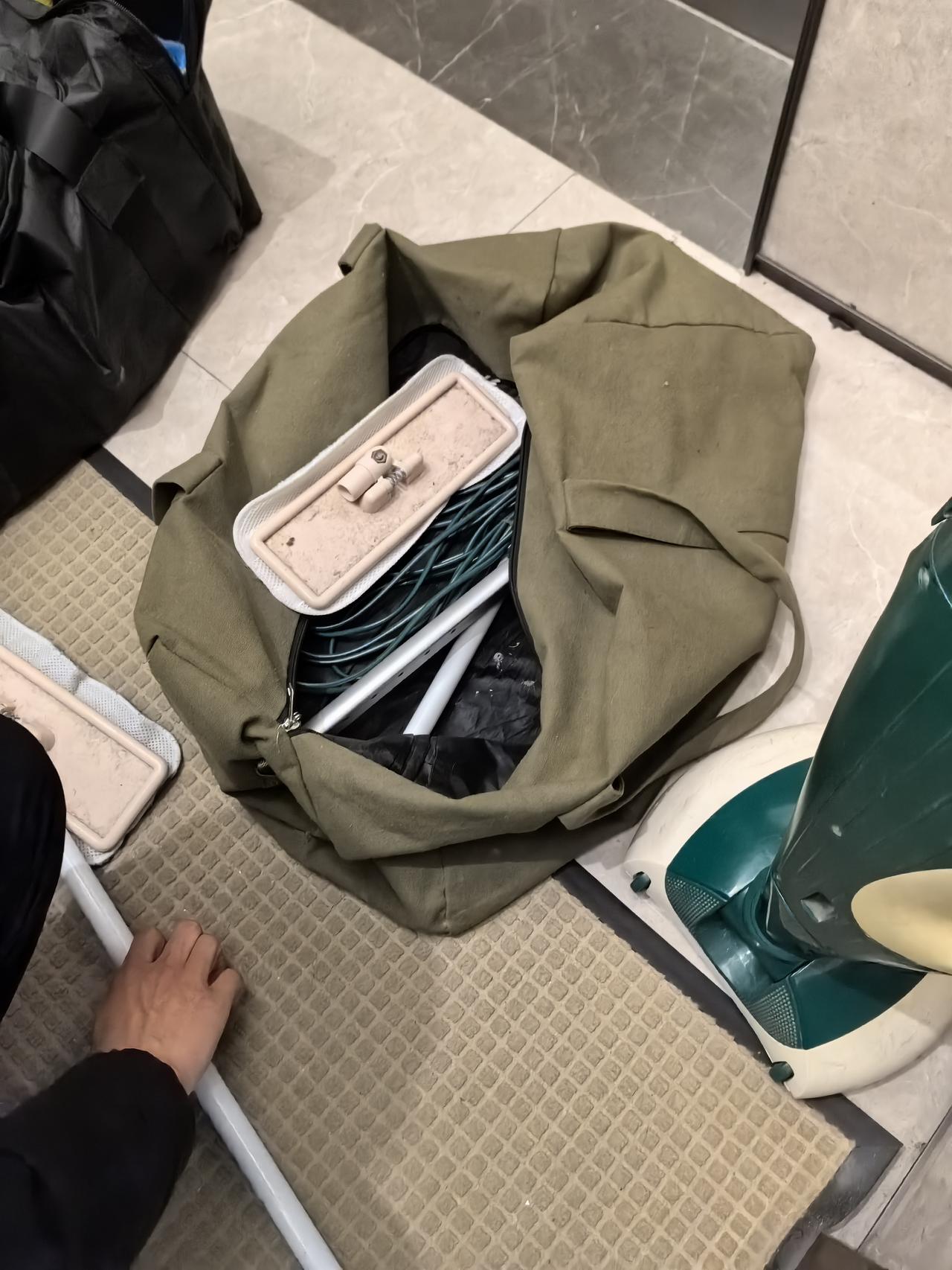 还以为物业费没白交呢我们小区很小，没几幢楼，物业费高，物业啥事不做