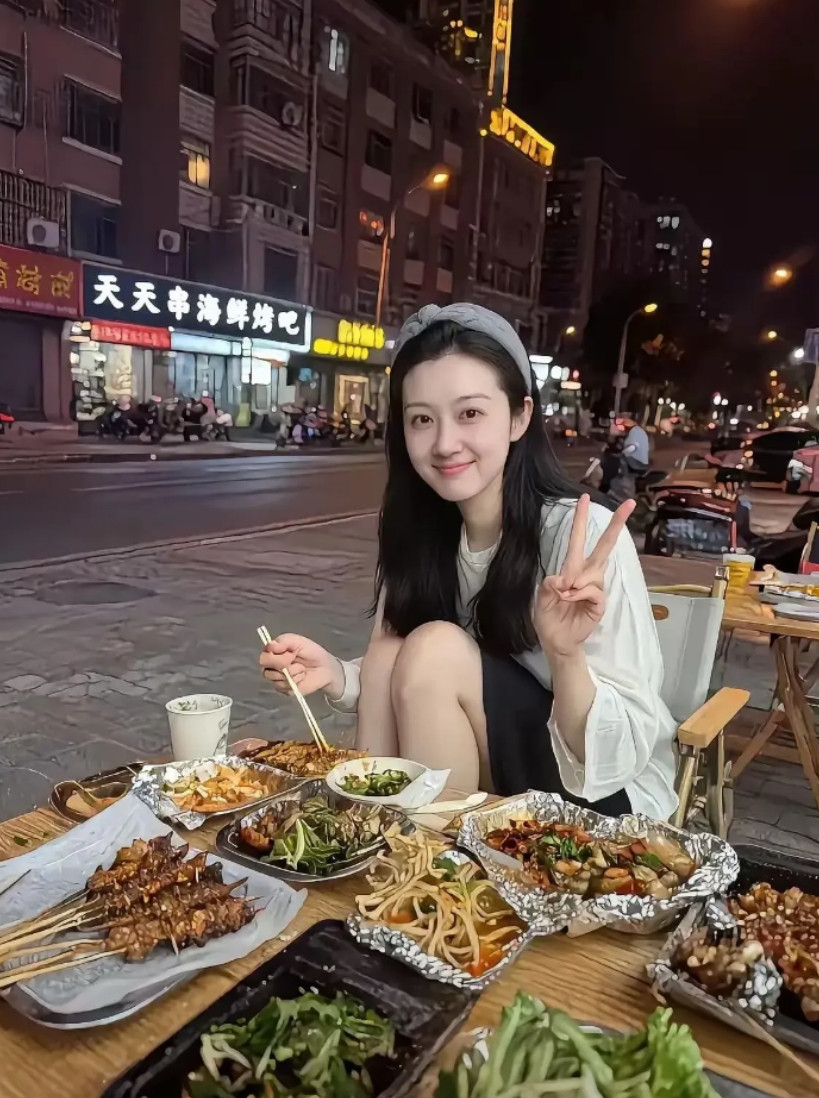 请这样的女生吃饭，一顿饭花150元，值不值得？