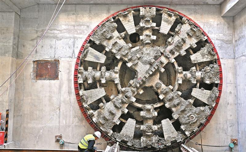 锡锡相关【无锡地铁6号线首条盾构隧道贯通】10月27日，伴随阵阵轰鸣声，“筑梦1