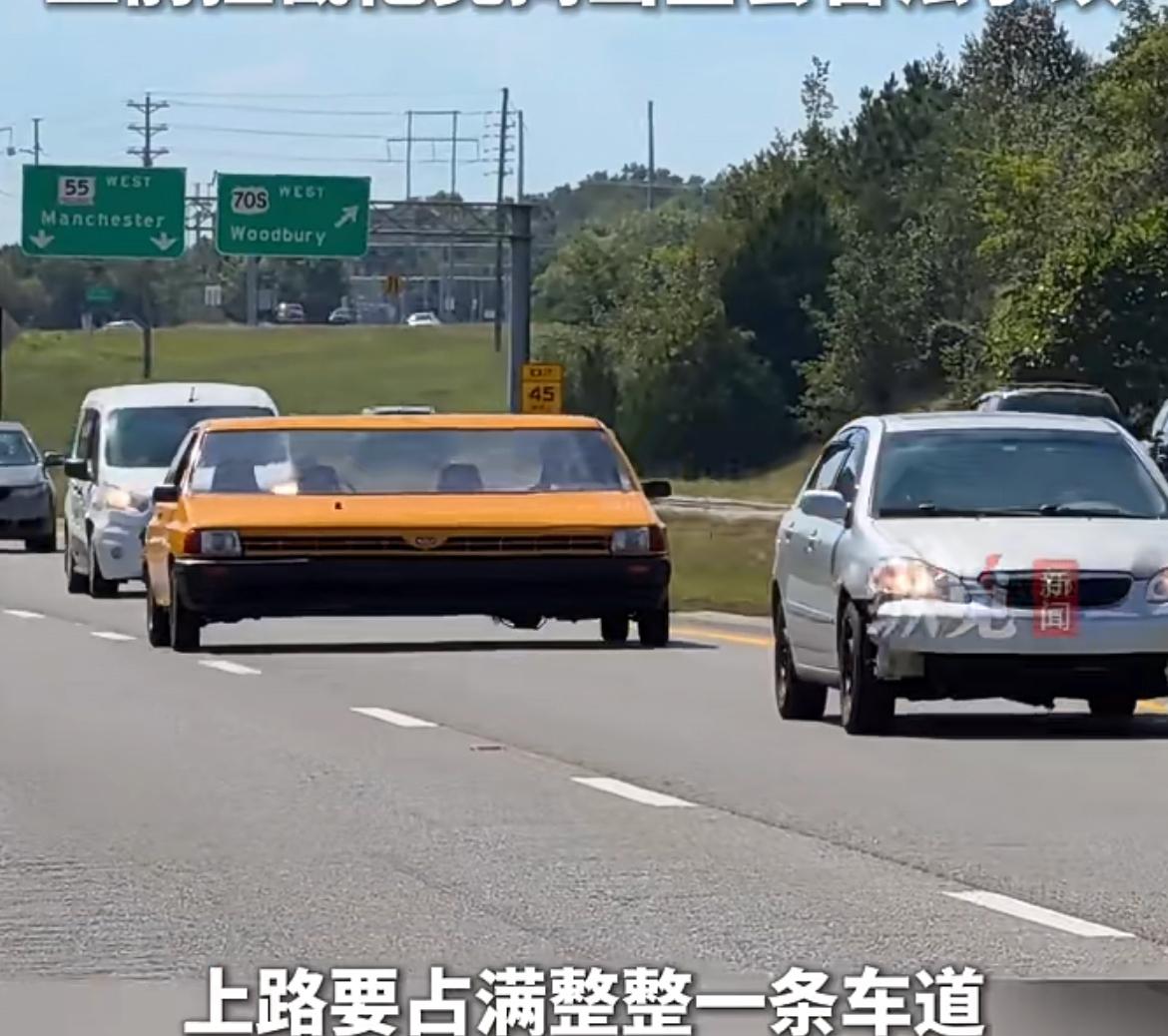 美国博主开着超宽地改装车上路，这辆车是由两辆福特车改装，宽度超过3米，上路后占了