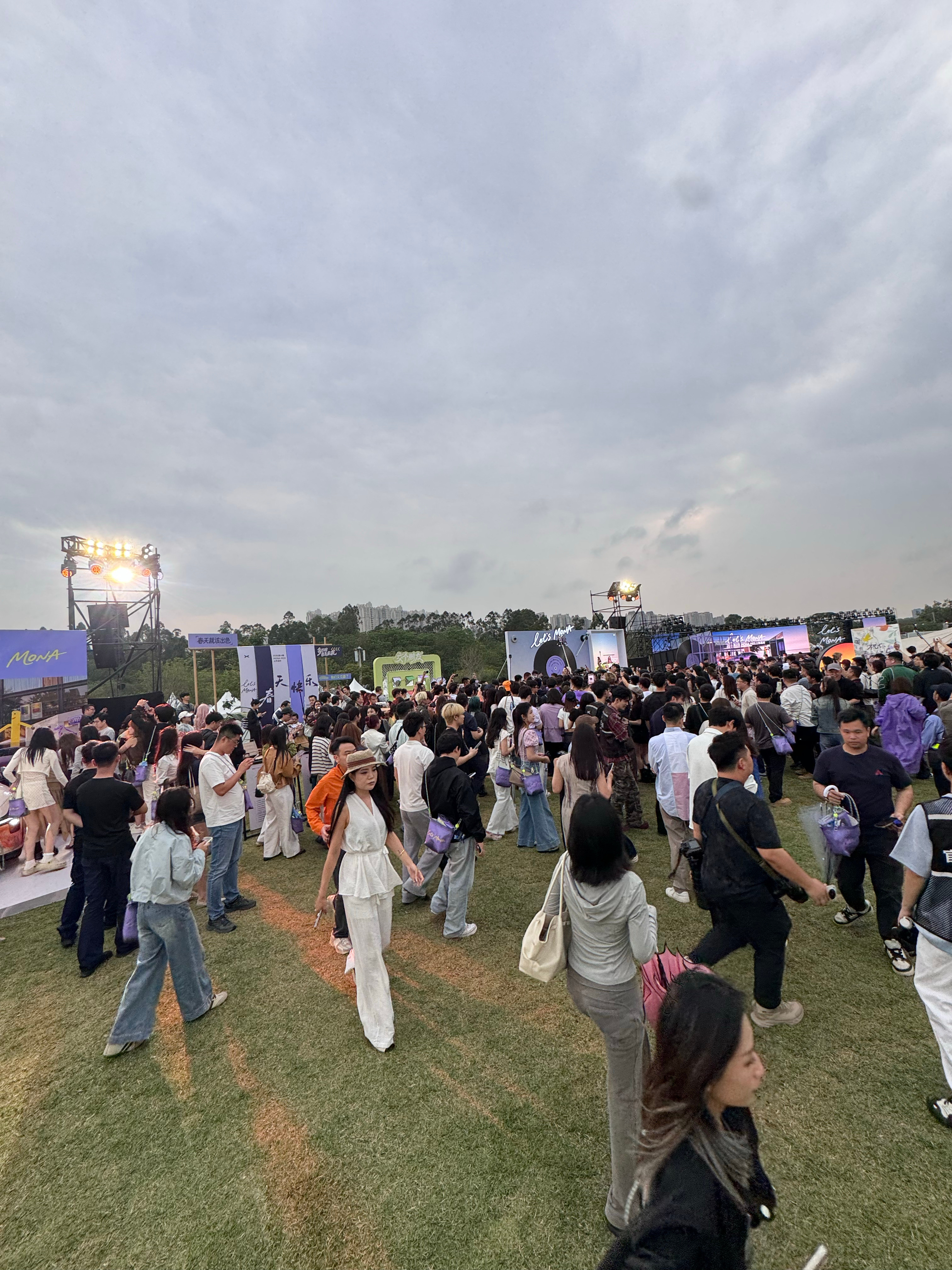 又来见欧阳娜娜啦！太太太太漂亮了！窝鹏太会了，感觉不是来参加发布会的是来露营看音