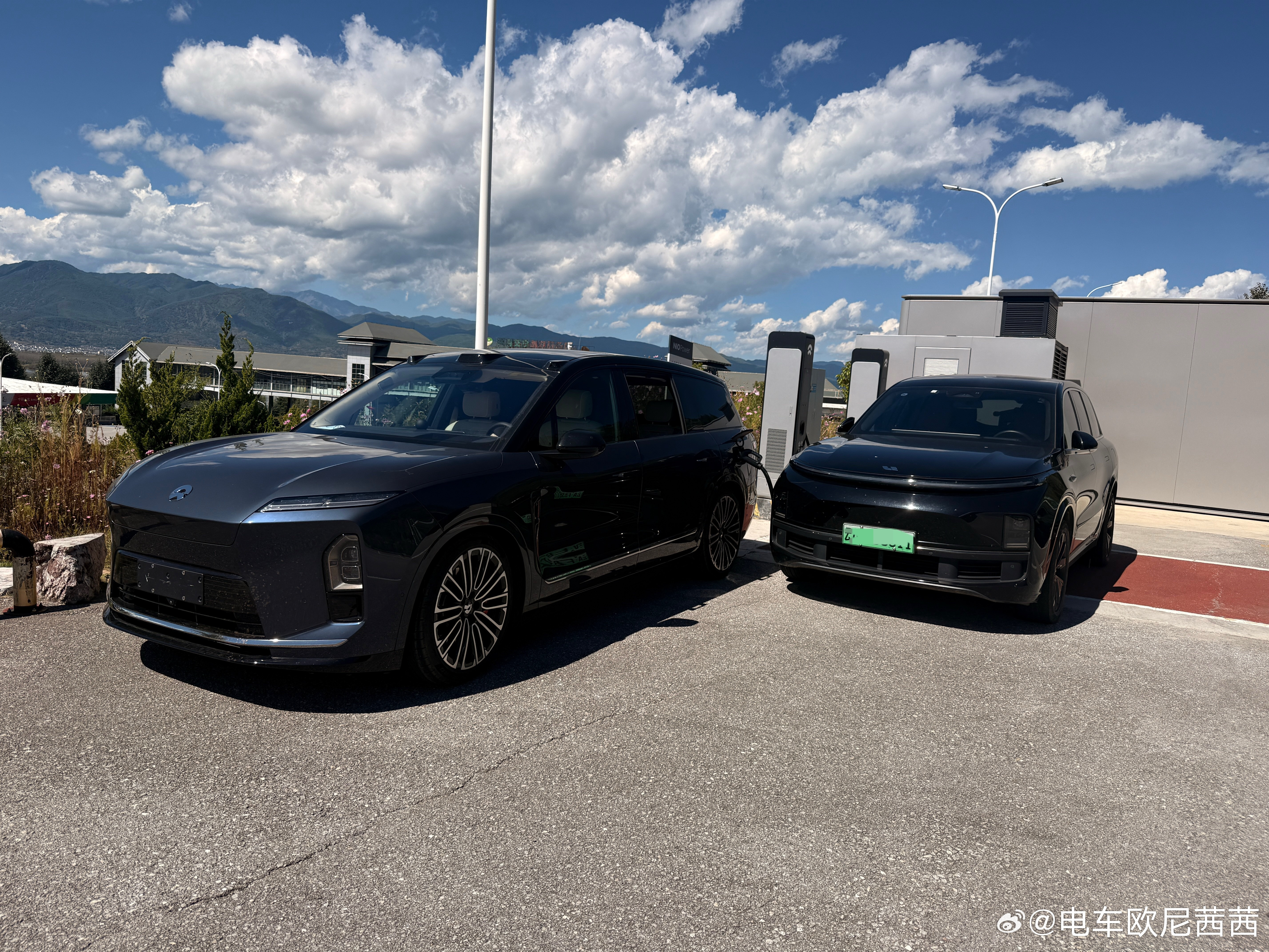 被无良车主占了两个位置停正就那么难吗？害得我要缝里挤进去充电[微笑]蔚来充电桩真