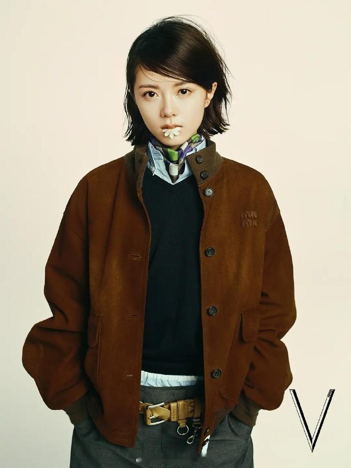 同一本杂志给赵今麦刘浩存拍摄的时尚大片，特别是miumiu女郎赵今麦的V杂志二月
