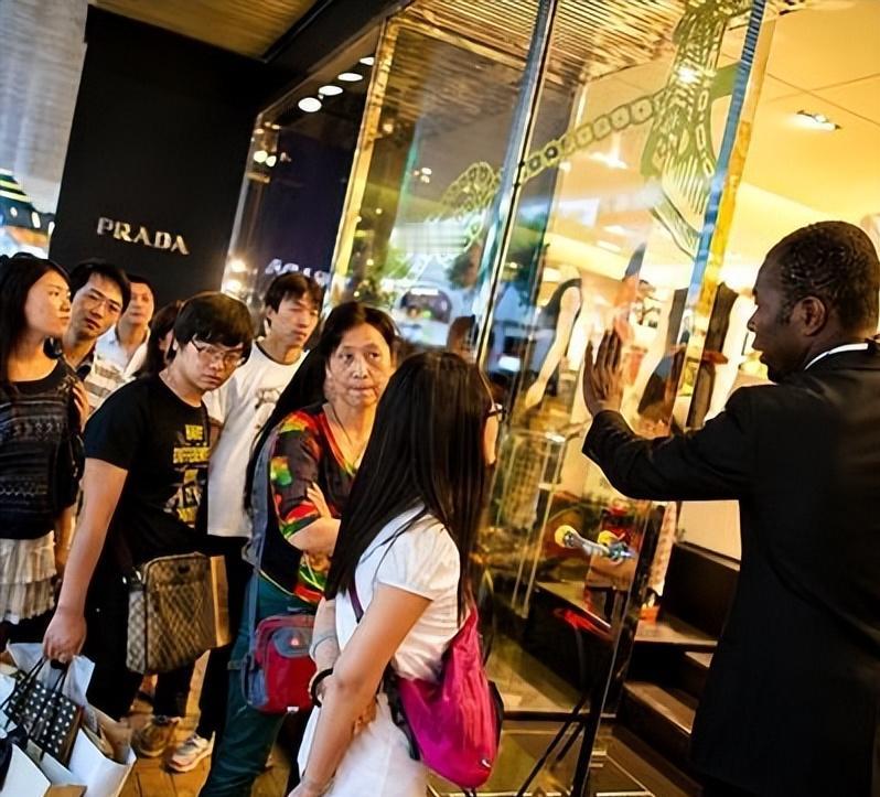 有钱人也开始"抠门"了？这是一个强烈信号！胡润研究院联合博报堂在2025年6