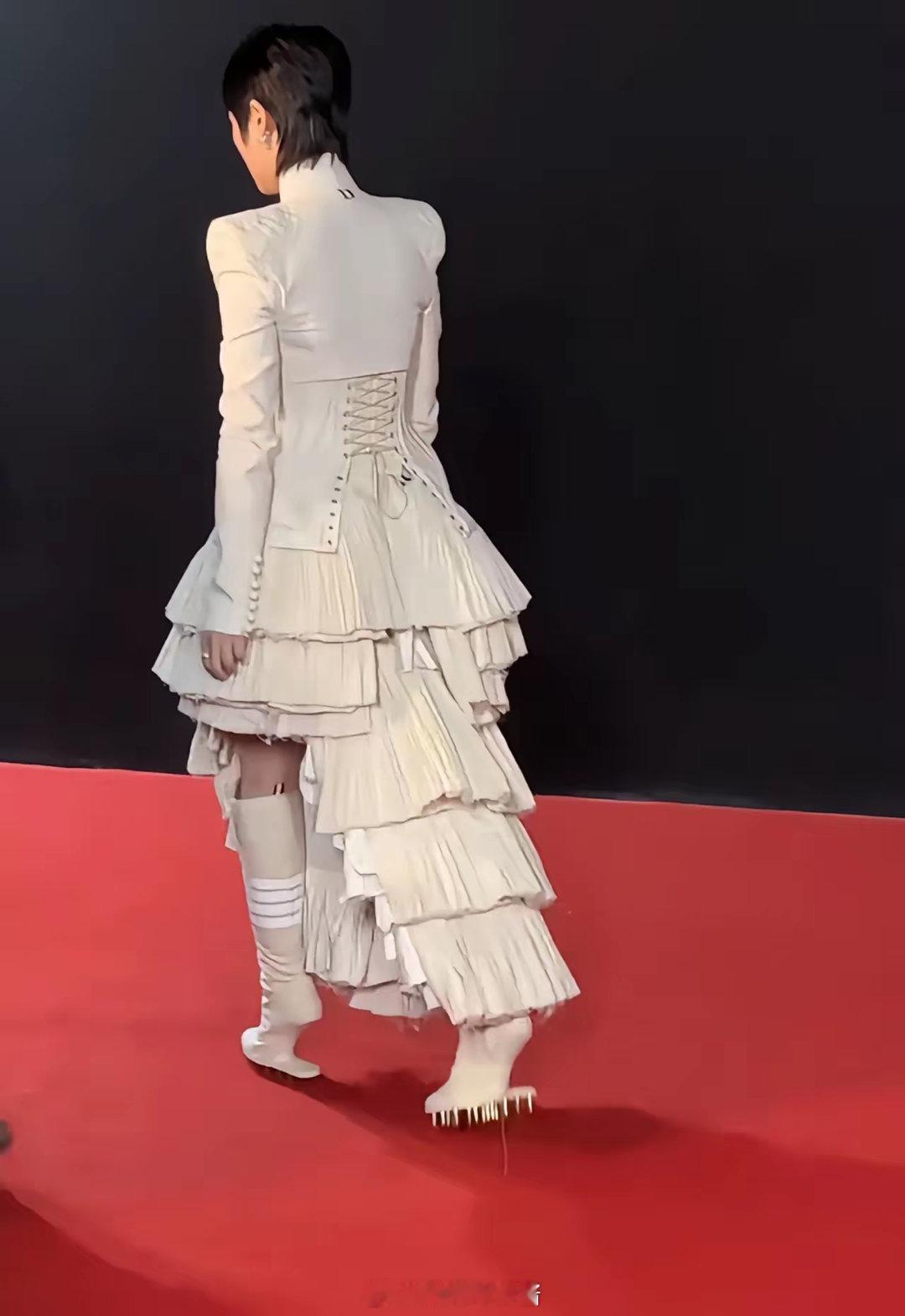 李宇春的高跟鞋，奇葩又搞怪，第一眼以为是拖鞋，近看还带钉子，请问这好走路吗？看她