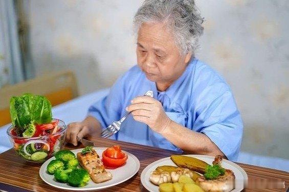 凤凰新闻【“一日三餐”其实不对？医生提醒：过了70岁，要注意吃饭习惯】“71岁了