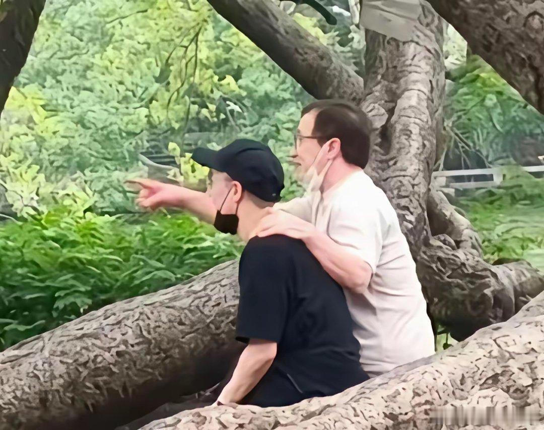 成龙现在比谁都清楚，自己的那一场离别随时都会来，他不再苛求房祖名多有出息，父子俩