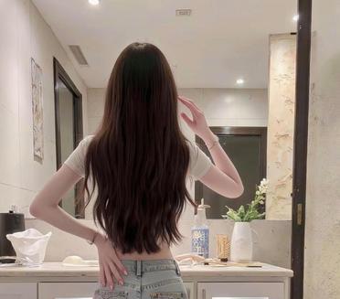 镜前一照,发现我的牛仔裤穿得还挺有型!