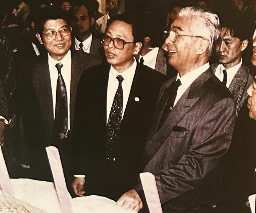 1994年10月，荣毅仁回到家乡无锡视察，期间专门视察了无锡米市。视察过程中，他